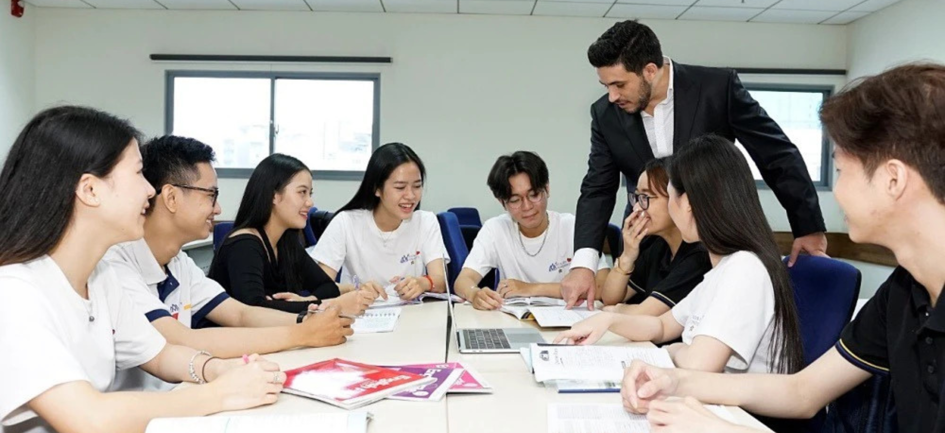 Attracting foreign experts and lecturers to work at Vietnamese educational institutions